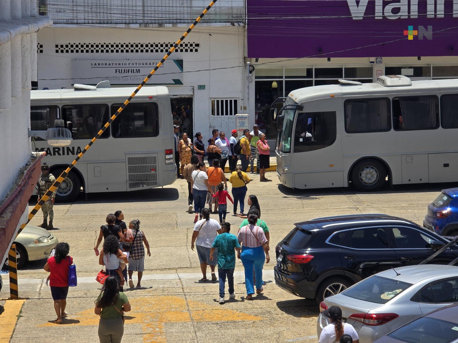 Reubicarán a grupo de habitantes que vivían a orillas del tren en Coatzacoalcos