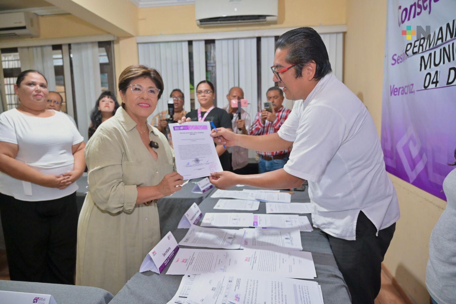 Rosa María Hernández Espejo recibe constancia de mayoría como alcaldesa electa de Veracruz