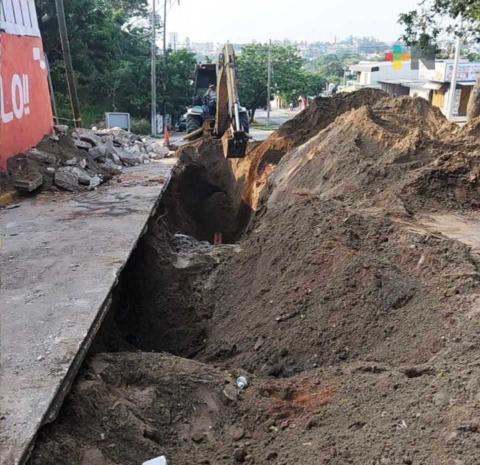 Reparan socavón en avenida de Coatzacoalcos