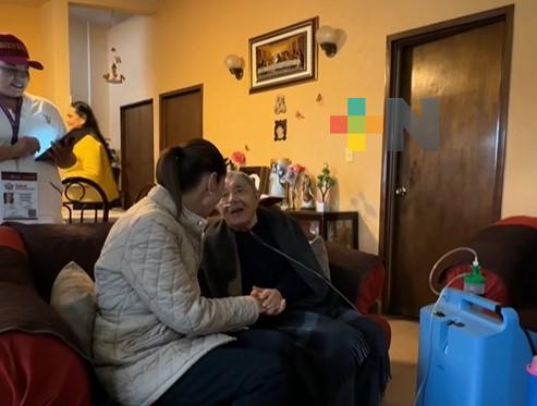 Sheinbaum acude con enfermeras de «Salud casa por casa» a visitar a una adulta mayor