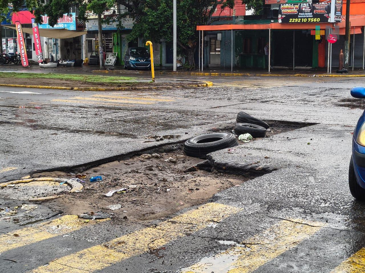 Hundimiento en avenida Cuauhtémoc de Veracruz puerto provoca accidentes vehiculares