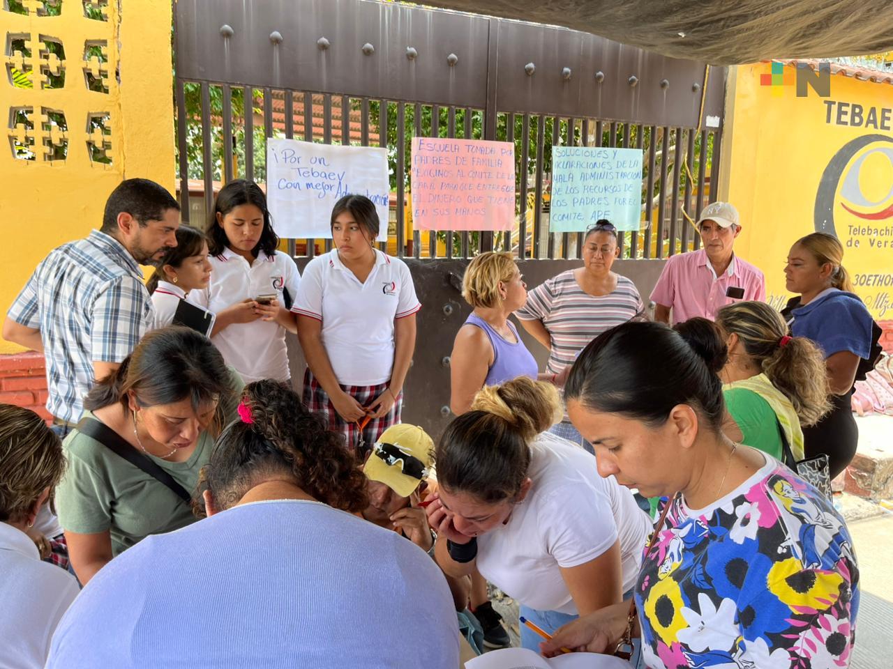Protestaron por presunto mal manejo de fondos en bachillerato de Martínez de la Torre