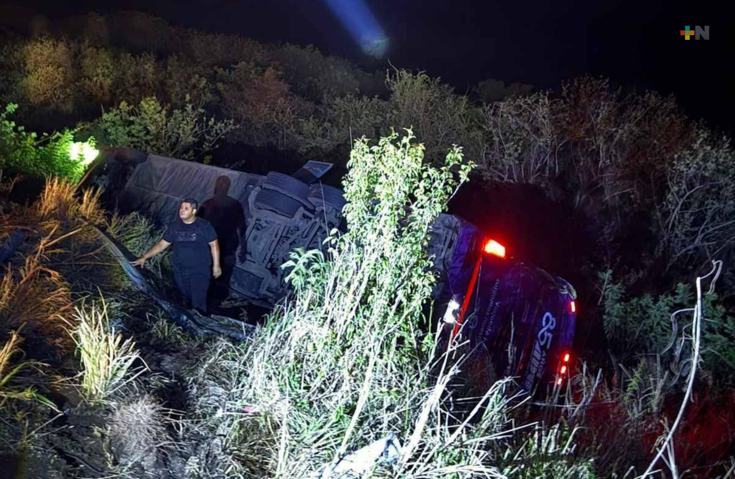 Más de 20 lesionados y un deceso tras volcadura de autobús a la altura de Laguna Verde