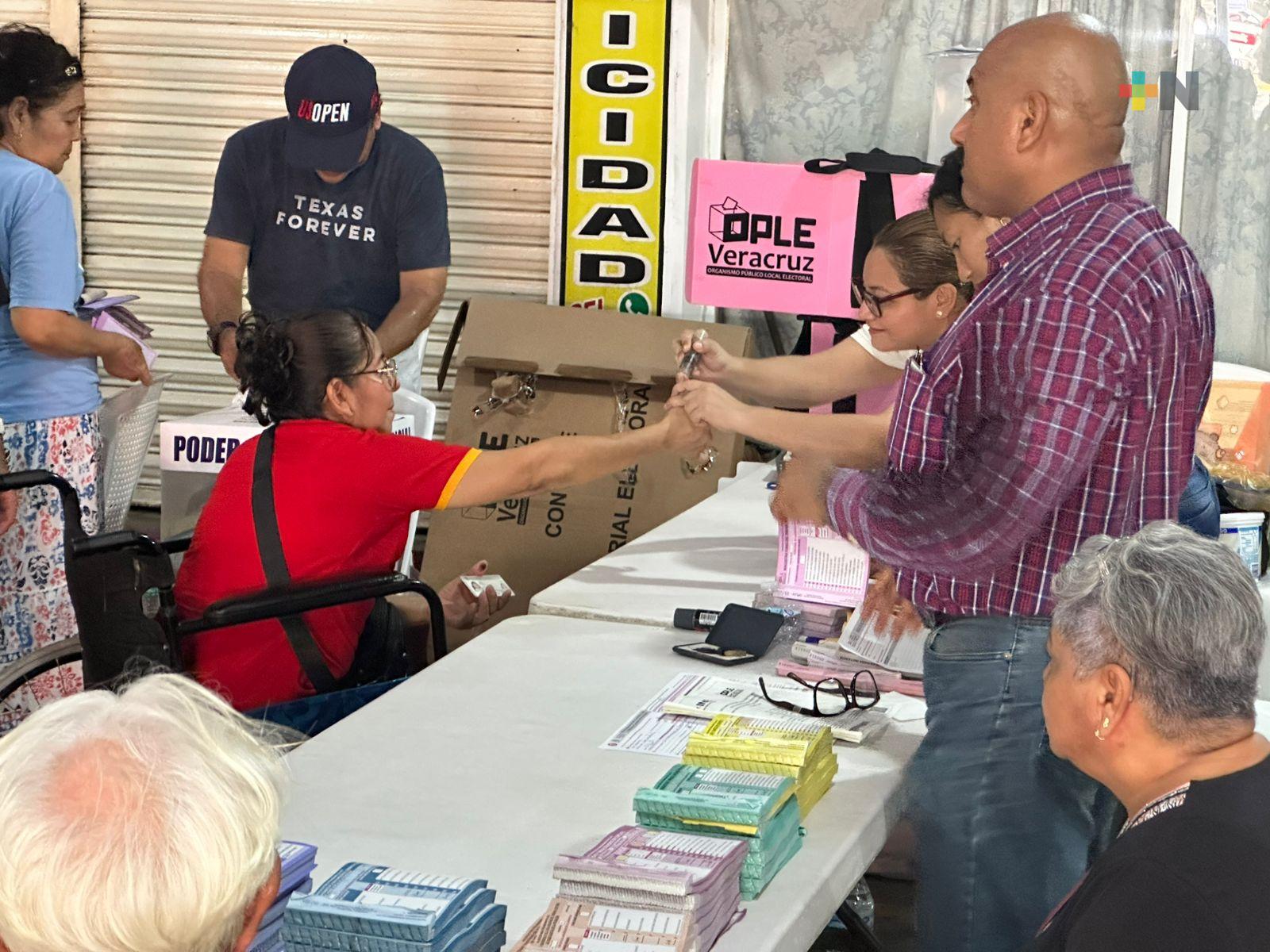 En Coatzacoalcos, personas con discapacidad acuden a las urnas a votar