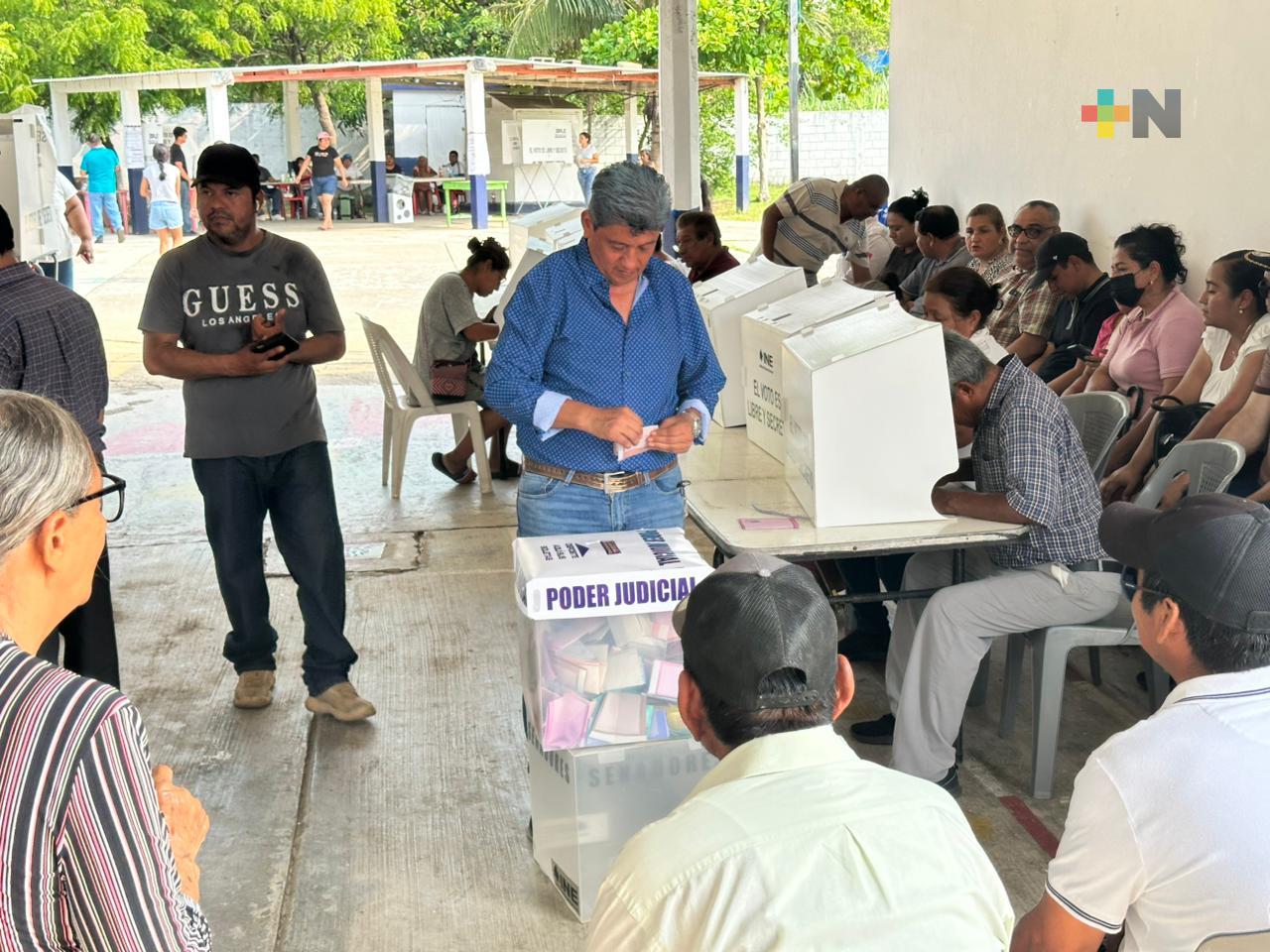 Larga fila para votar en escuela de Coatzacoalcos