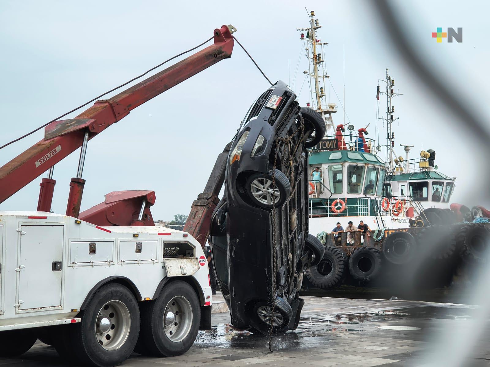 Cae vehículo al mar desde malecón de Veracruz; dos personas fallecidas