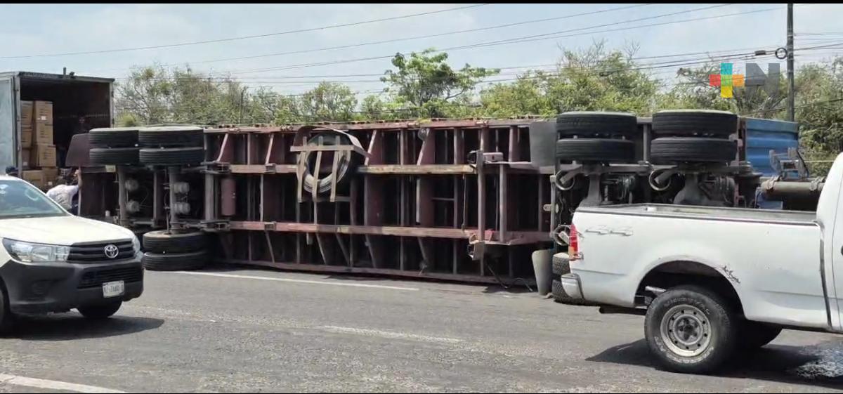 Tráiler con electrodomésticos vuelca en carretera Veracruz-Xalapa