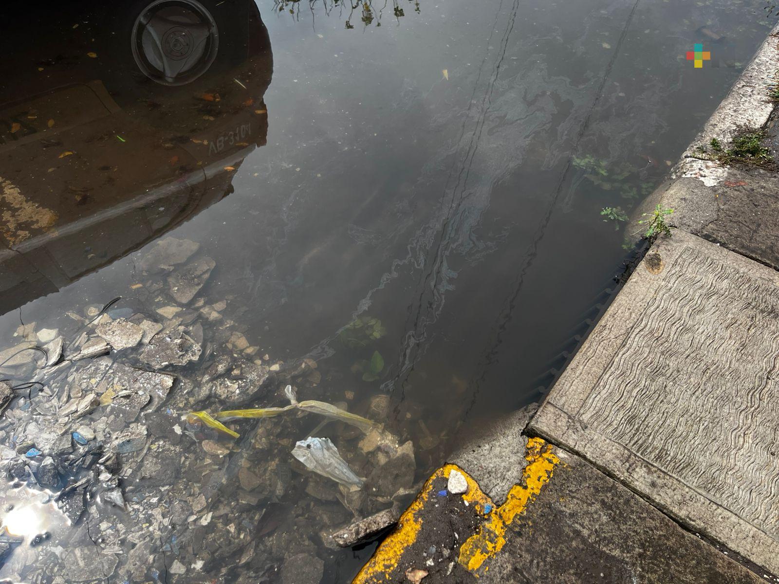 Acumulación de basura tapan alcantarilla cerca de jardín de niños