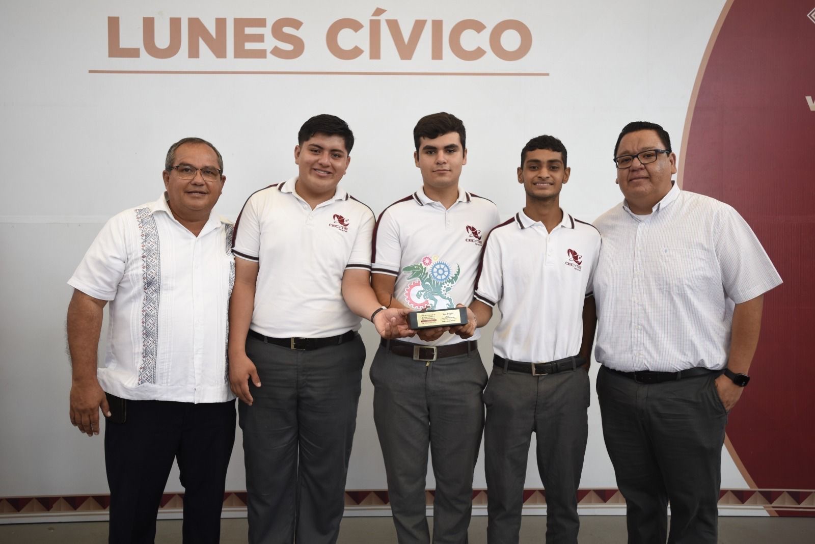 Estudiantes del CECyTEV ganan concurso nacional con vehículo solar