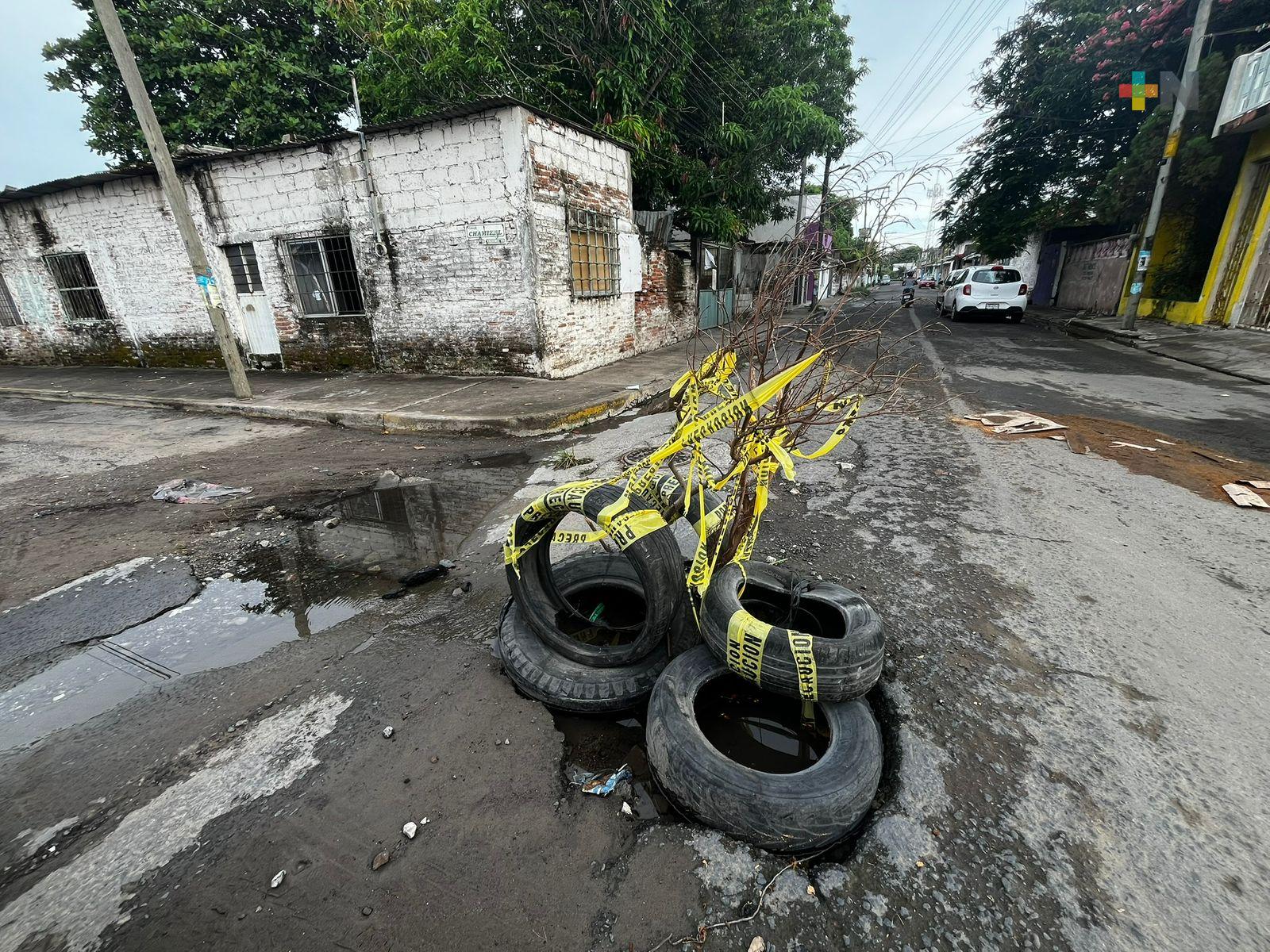 Peso y lluvias agrava deterioro de registro sin tapa en calle Palma Sola de Veracruz