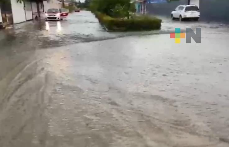 Persisten encharcamientos en calles de Cosamaloapan
