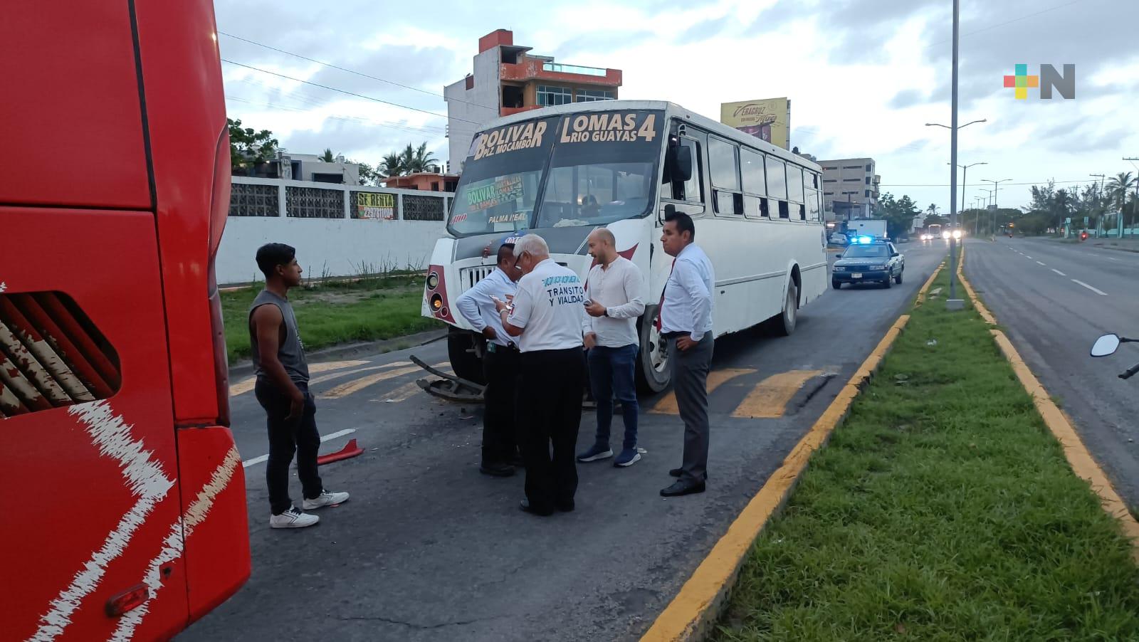 Dos lesionados deja choque entre camión urbano y ADO en Veracruz puerto