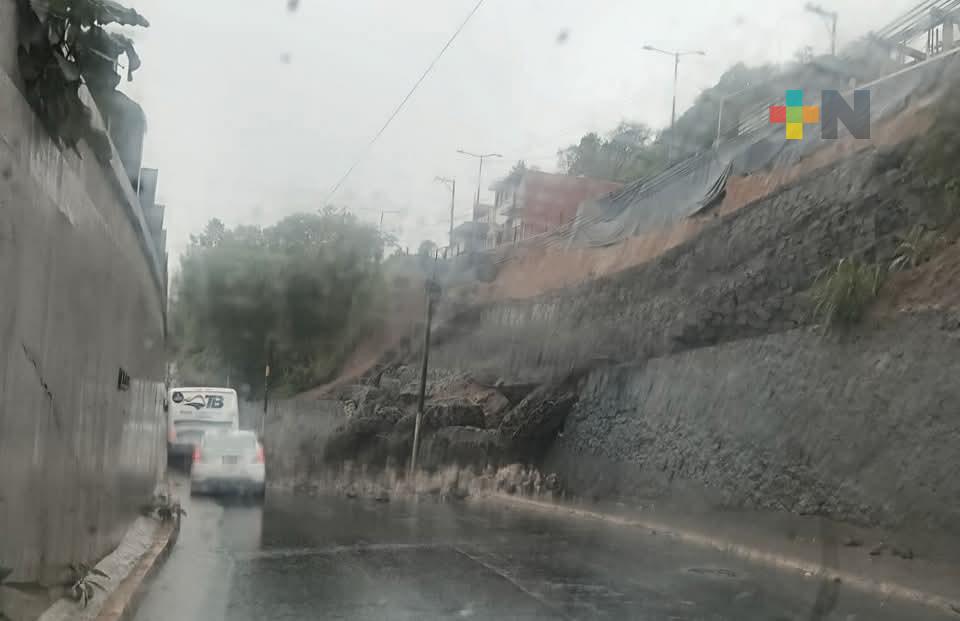 Daños materiales y obstrucción de bulevar Xalapa-Banderilla deja deslave