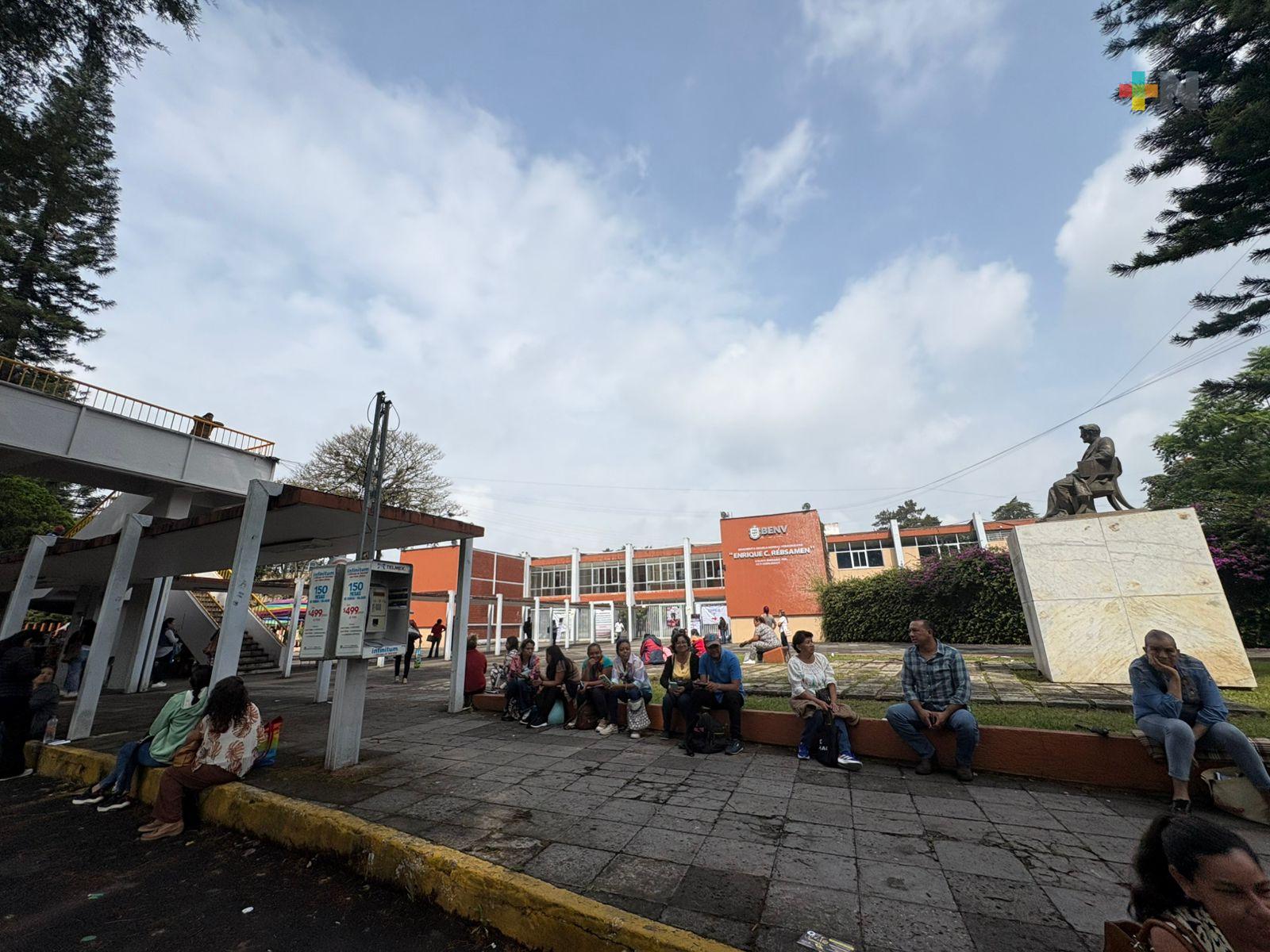 Presentan examen de admisión en Normal Veracruzana; familiares acompañan a los aspirantes
