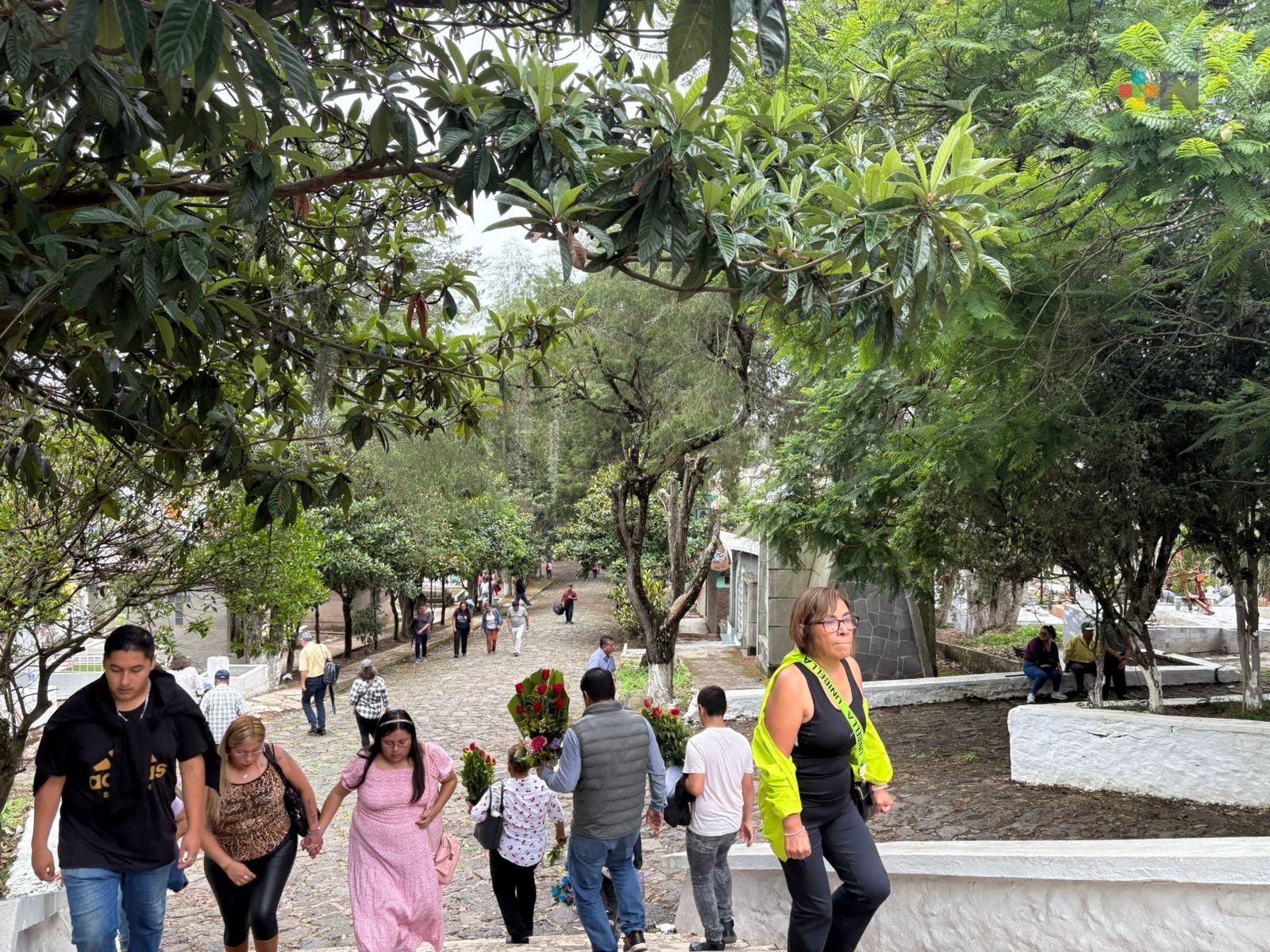 Familias xalapeñas acudieron al panteón para recordar a sus padres
