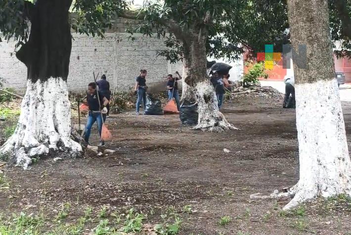 En municipio de Cuitláhuac jóvenes limpian zonas urbanas y espacios públicos