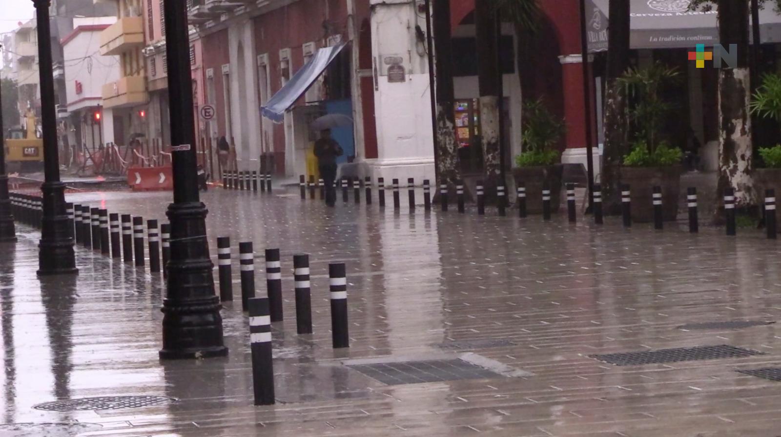 Intensa lluvia se registra en Veracruz puerto
