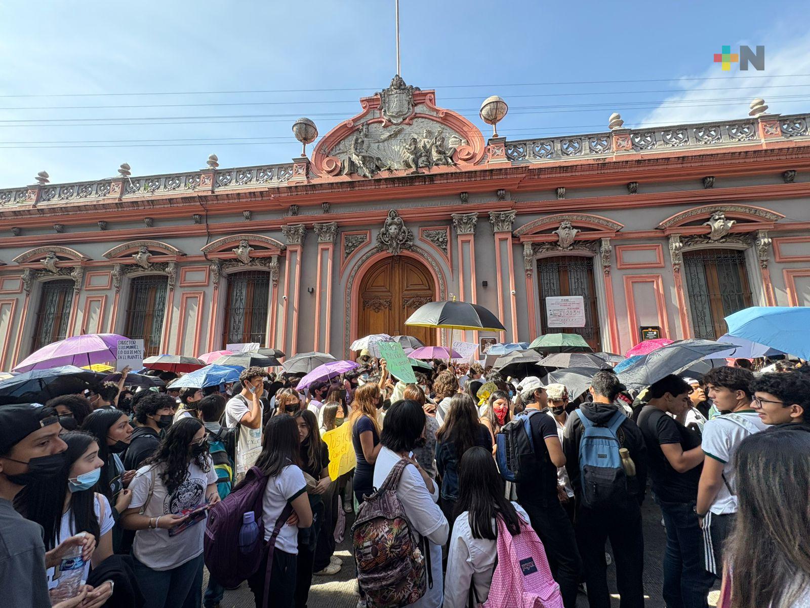 Piden que se mantenga el director del Colegio Preparatorio de Xalapa; cierran calle