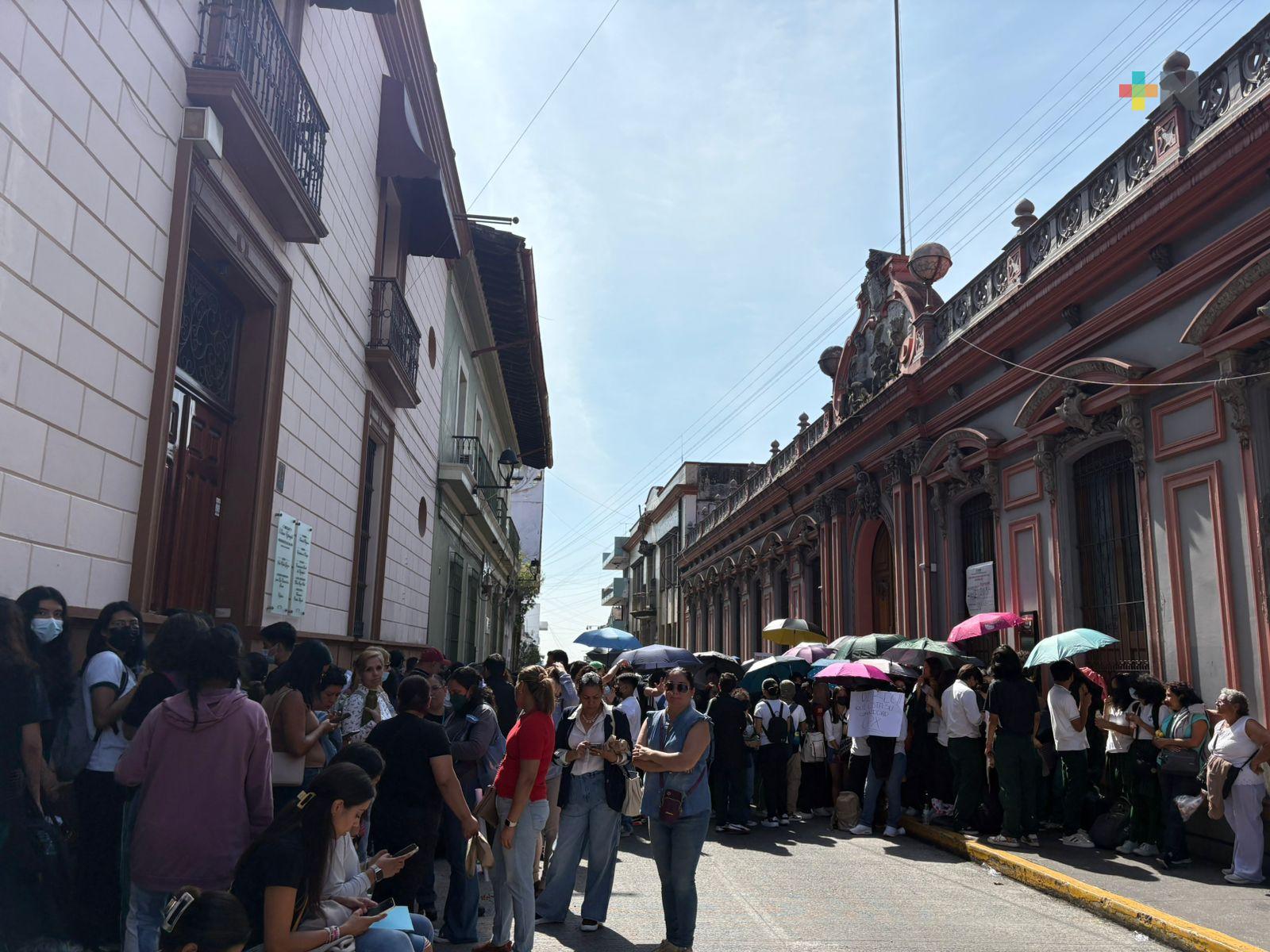 Estudiantes del Colegio Preparatorio de Xalapa regresan a clases