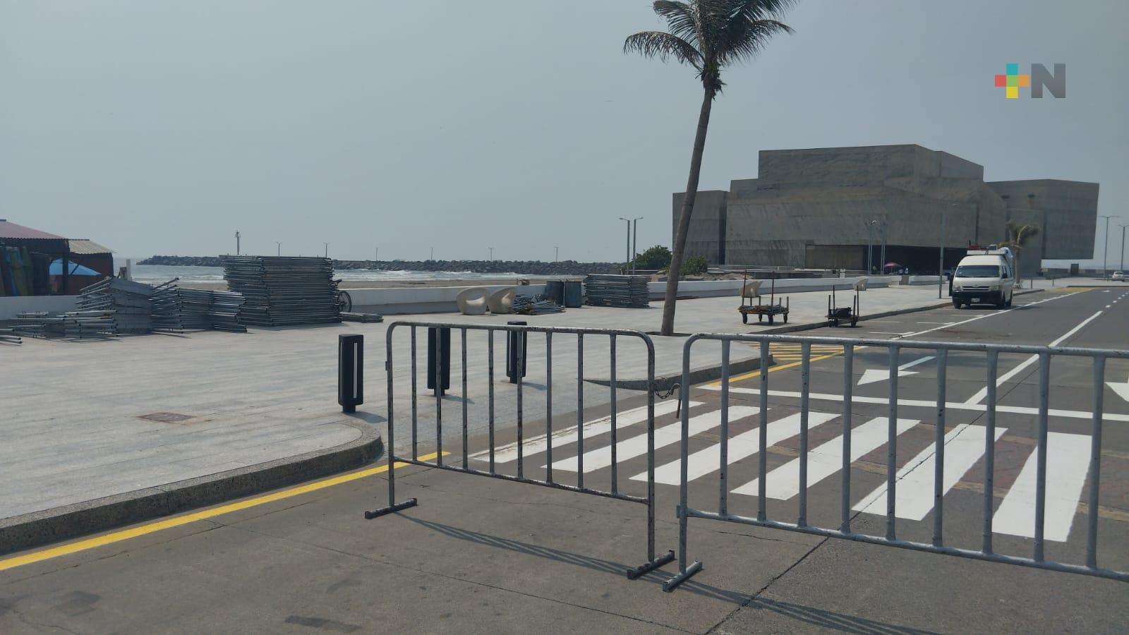 Llegan materiales para instalar el escenario del Salsa Fest 2025