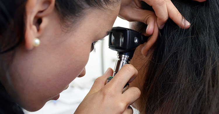 Con ningún objeto deben limpiarse los oídos, pueden causar infección o dañarlos