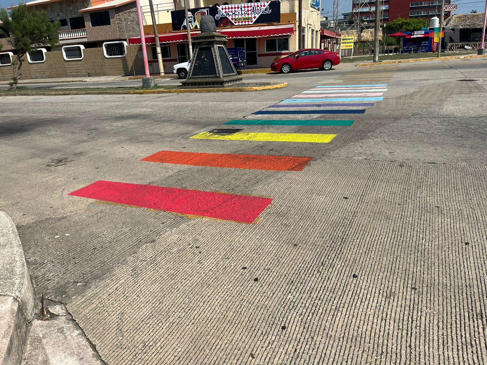 Comunidad LGBTIQ+ pinta paso peatonal en malecón de Coatzacoalcos