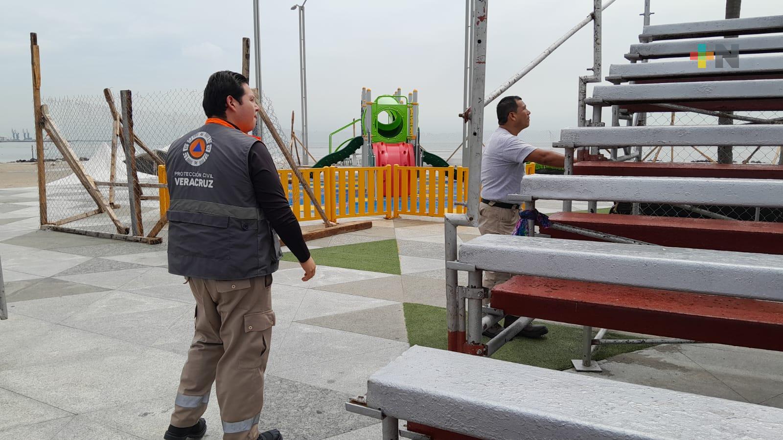 Supervisan instalación de gradas para carnaval