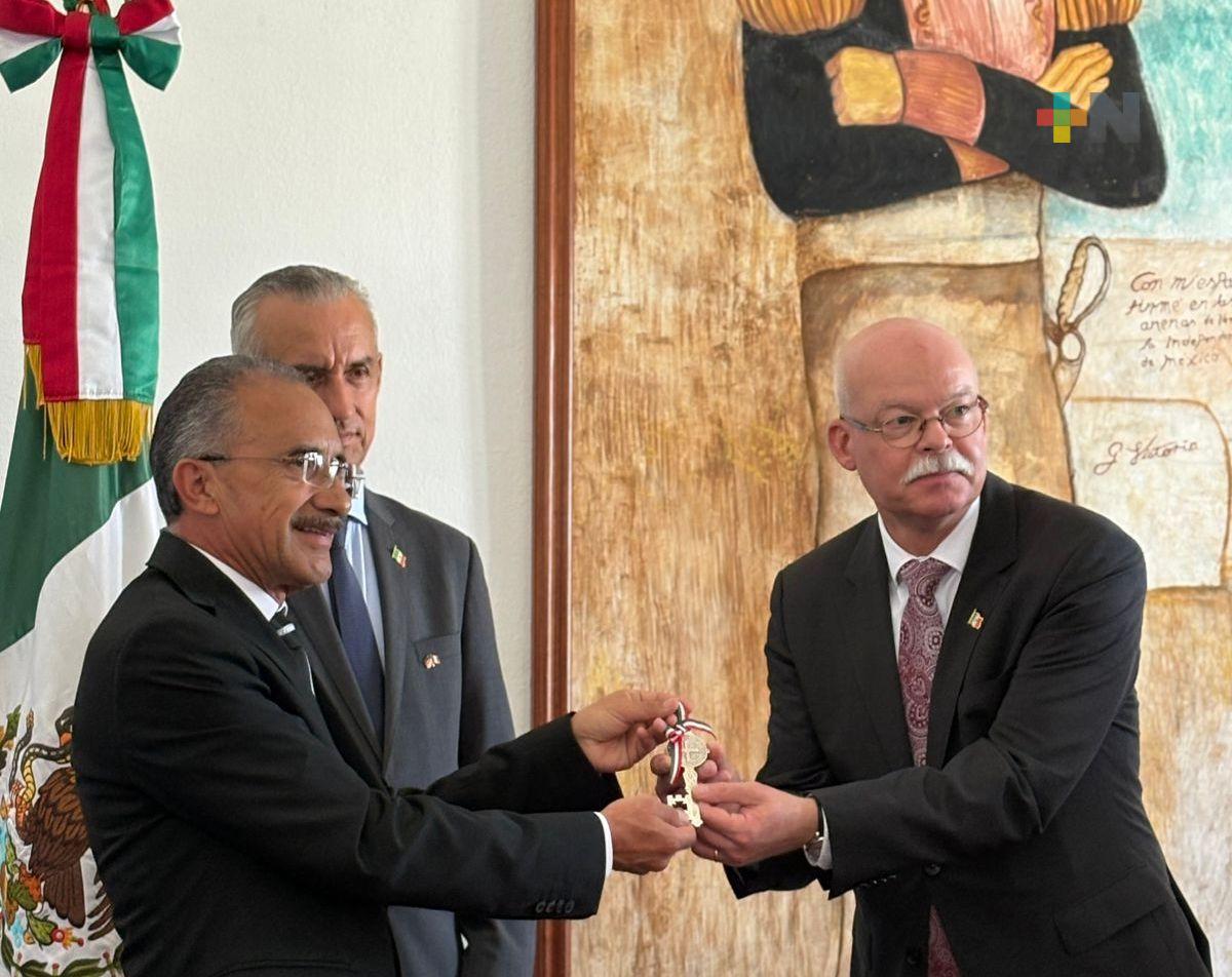 Autoridades de Perote entregan las llaves de la ciudad al embajador de Alemania