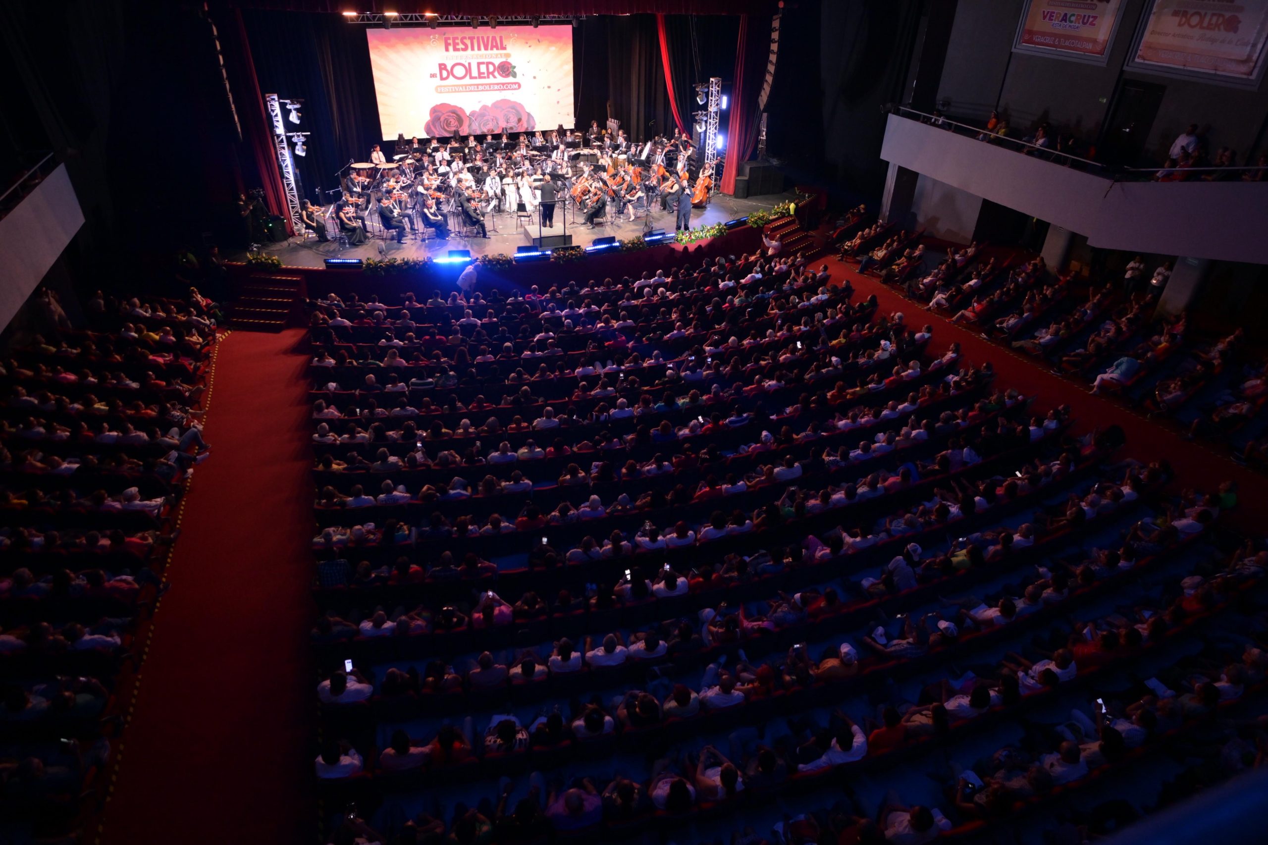 Rocío Nahle clausuró el exitoso Festival Internacional del Bolero en Veracruz