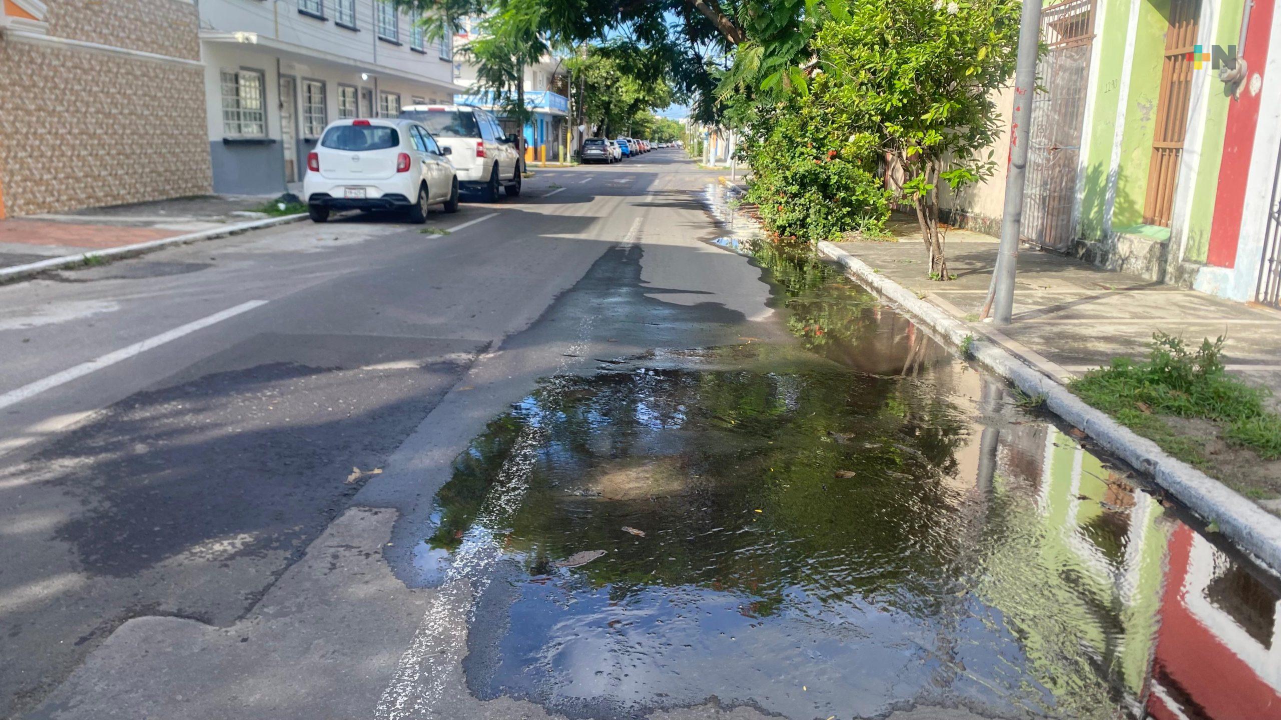 Fuga de agua preocupa a vecinos en el centro de Veracruz