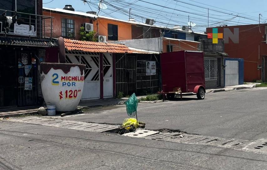 Piden vecinos reparen alcantarilla para evitar accidentes