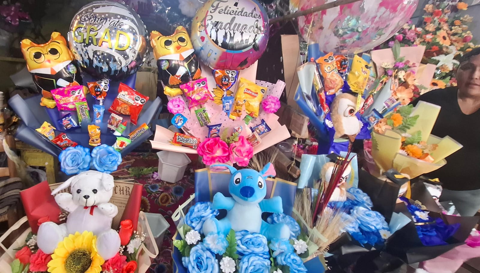 Flores, peluches, globos y hasta comida chatarra se venden más por graduaciones