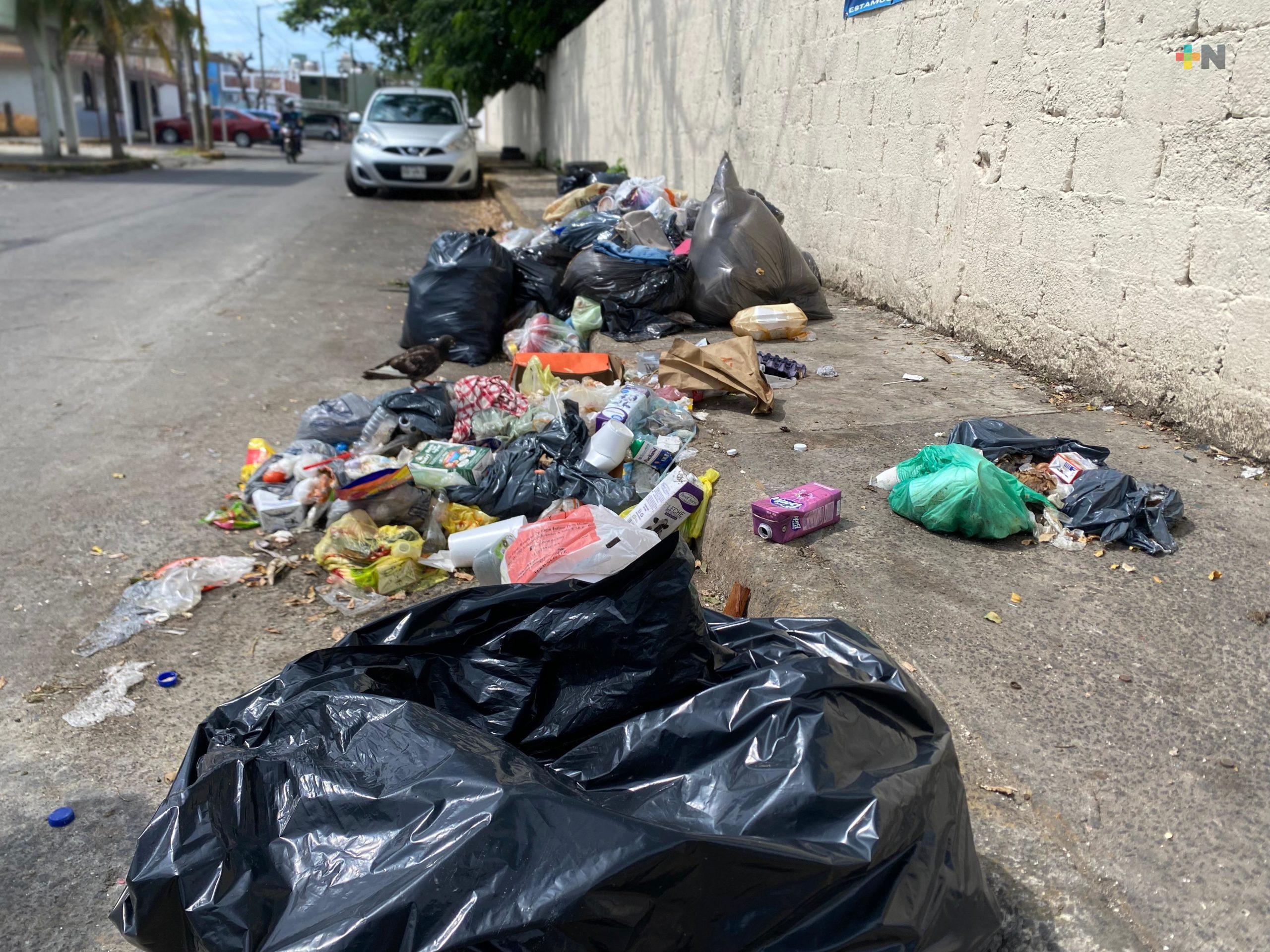 Vecinos de colonia Heriberto Jara en Veracruz puerto reportan acumulación de basura