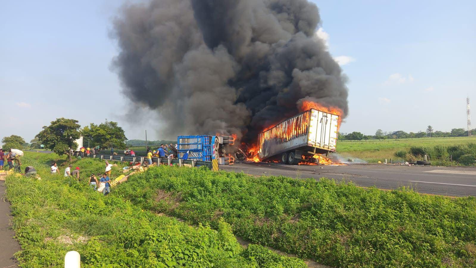 Choque e incendio de tractocamiones paraliza autopista La Tinaja-Cosoleacaque