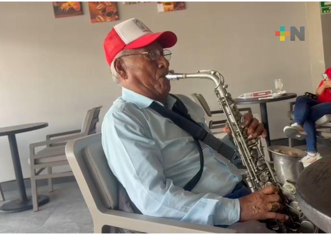 Gracias al saxofón, don Roberto sigue ganándose el sustento para su familia