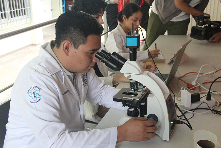 Estudiantes elaboran productos farmacéuticos con plantas medicinales