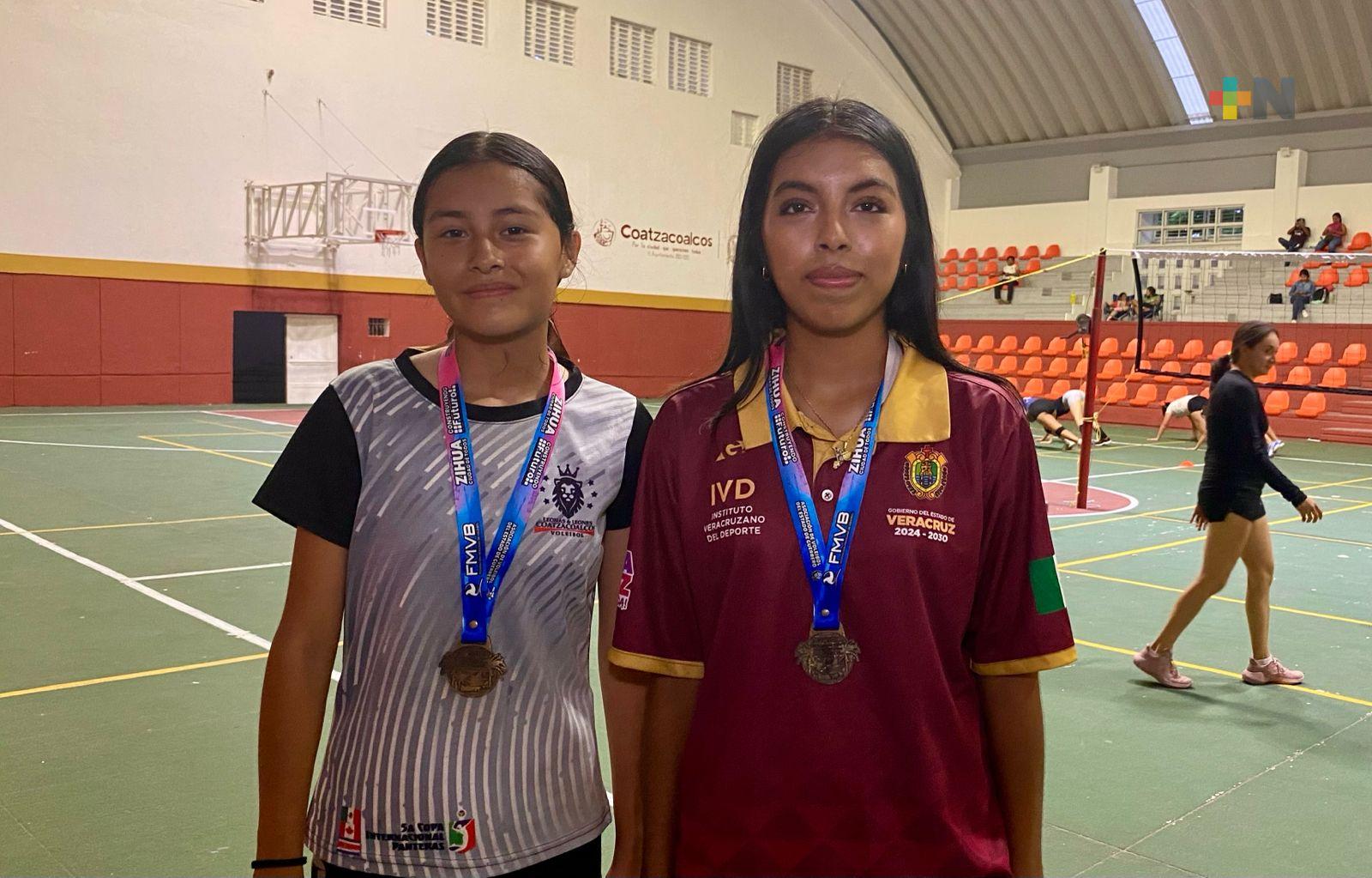Equipos de voleibol vuelven a Coatzacoalcos con medallas de oro