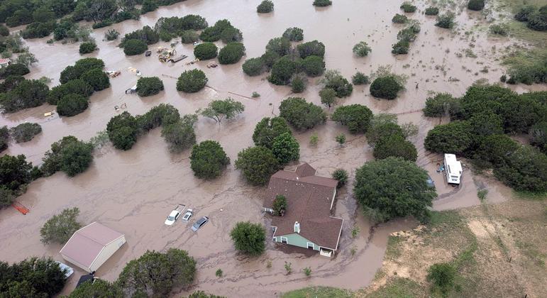 Siguen labores de rescate en Texas; van 90 muertos tras inundación