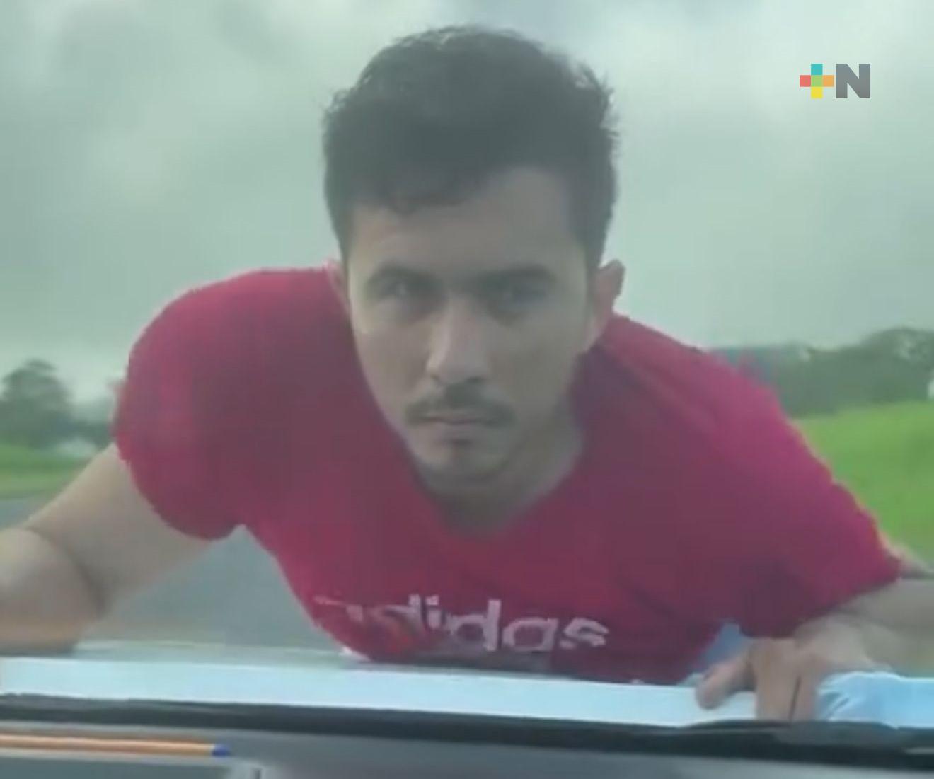 Joven sujetado a cofre de auto en autopista La Tinaja – Cosoleacaque padece esquizofrenia