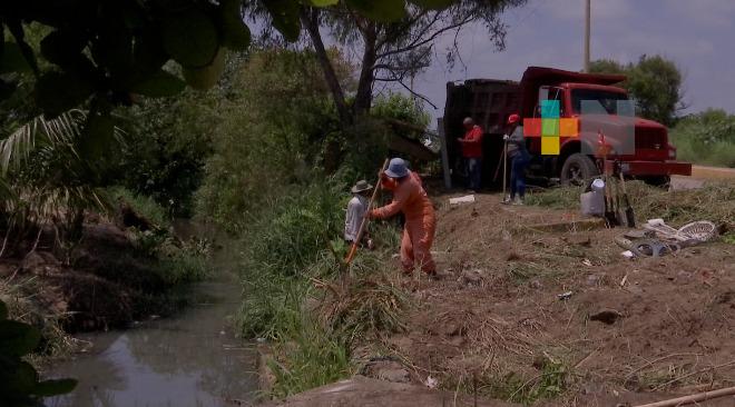 Limpian canales a cielo abierto para evitar inundaciones en Coatzacoalcos