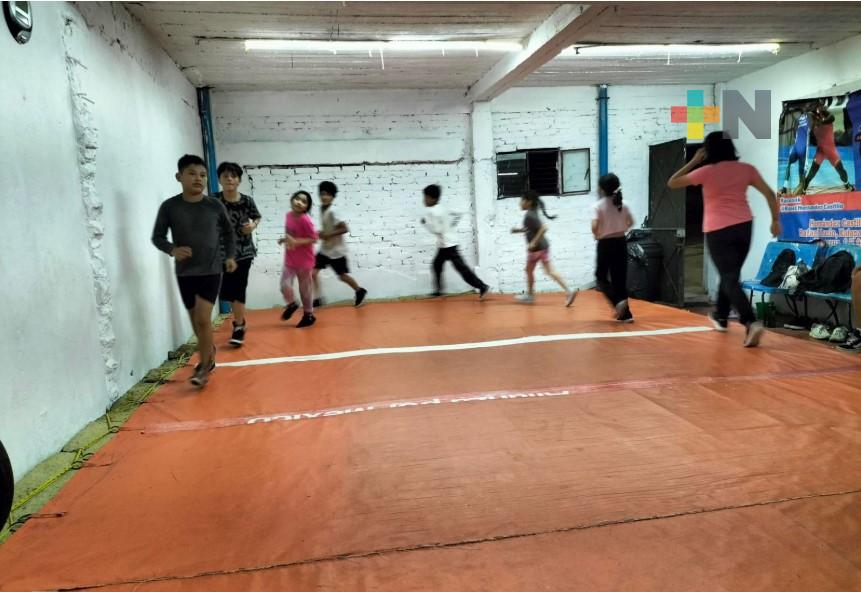 Infantes tienen opción de practicar lucha libre en Xalapa