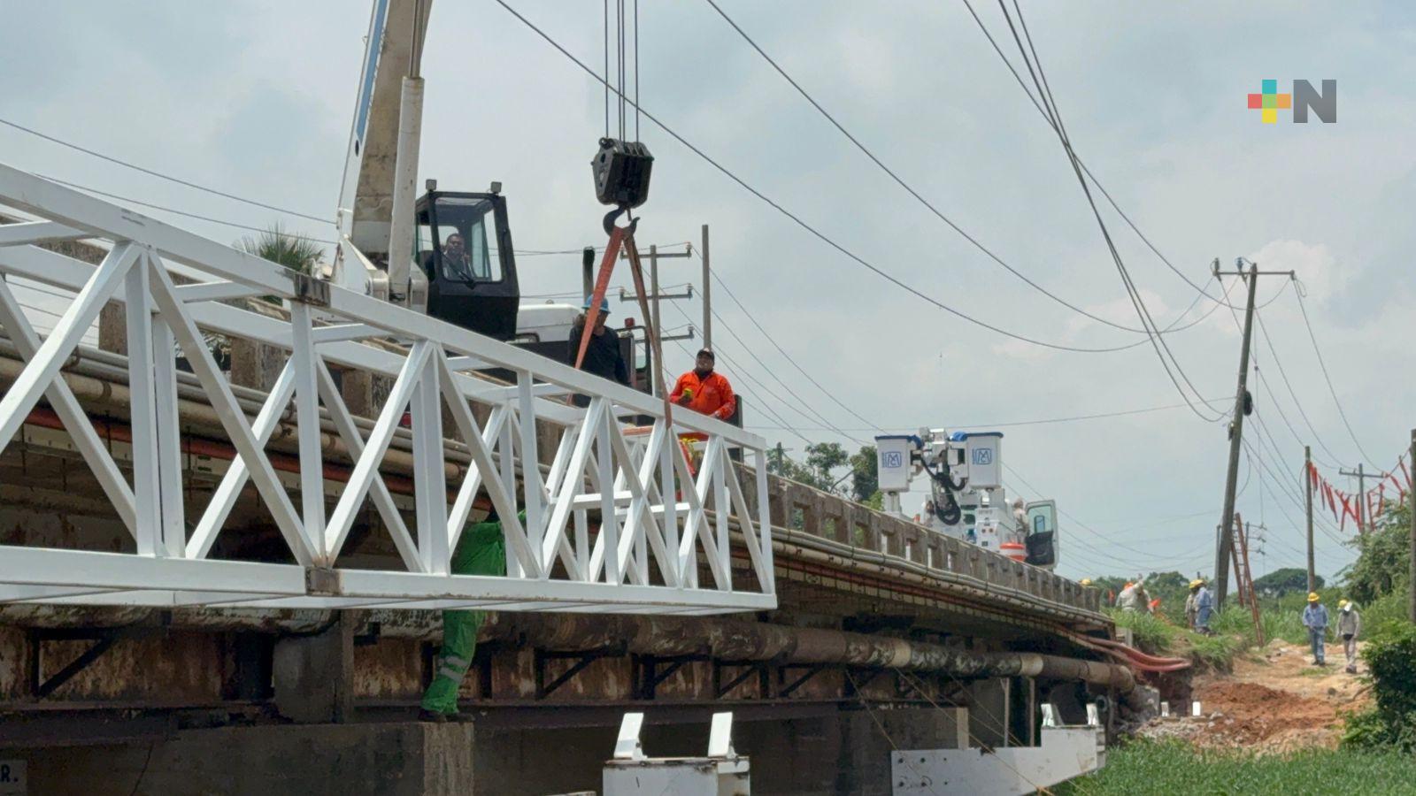 Realizan trabajos para colocar rack para tuberías y líneas de CFE en el puente Calzadas II