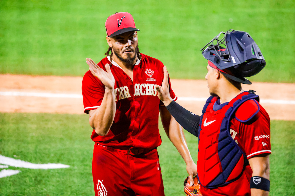 Lamet y Brito comandan triunfo y serie para El Águila