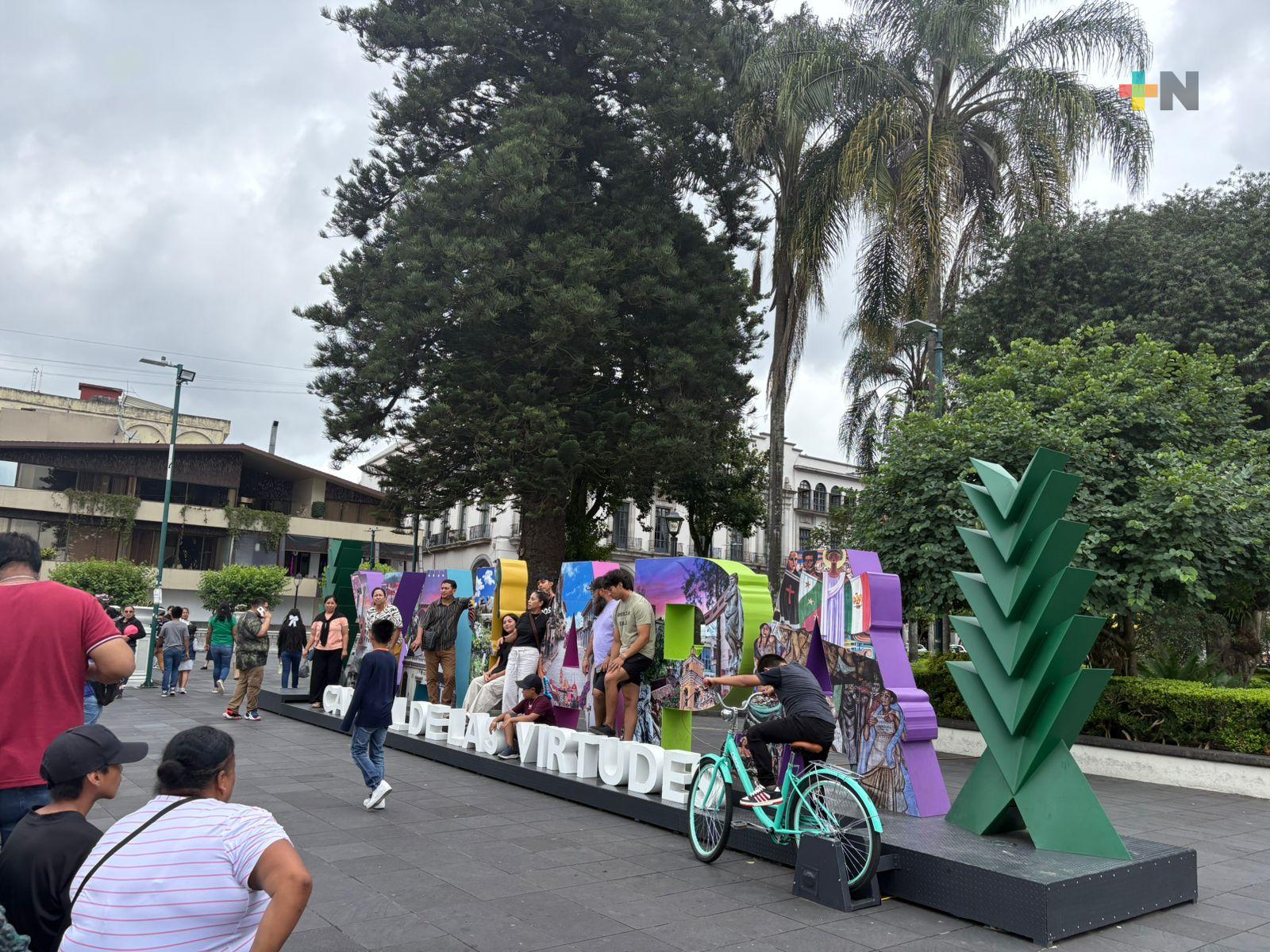 Turistas recorren lugares emblemáticos de Xalapa