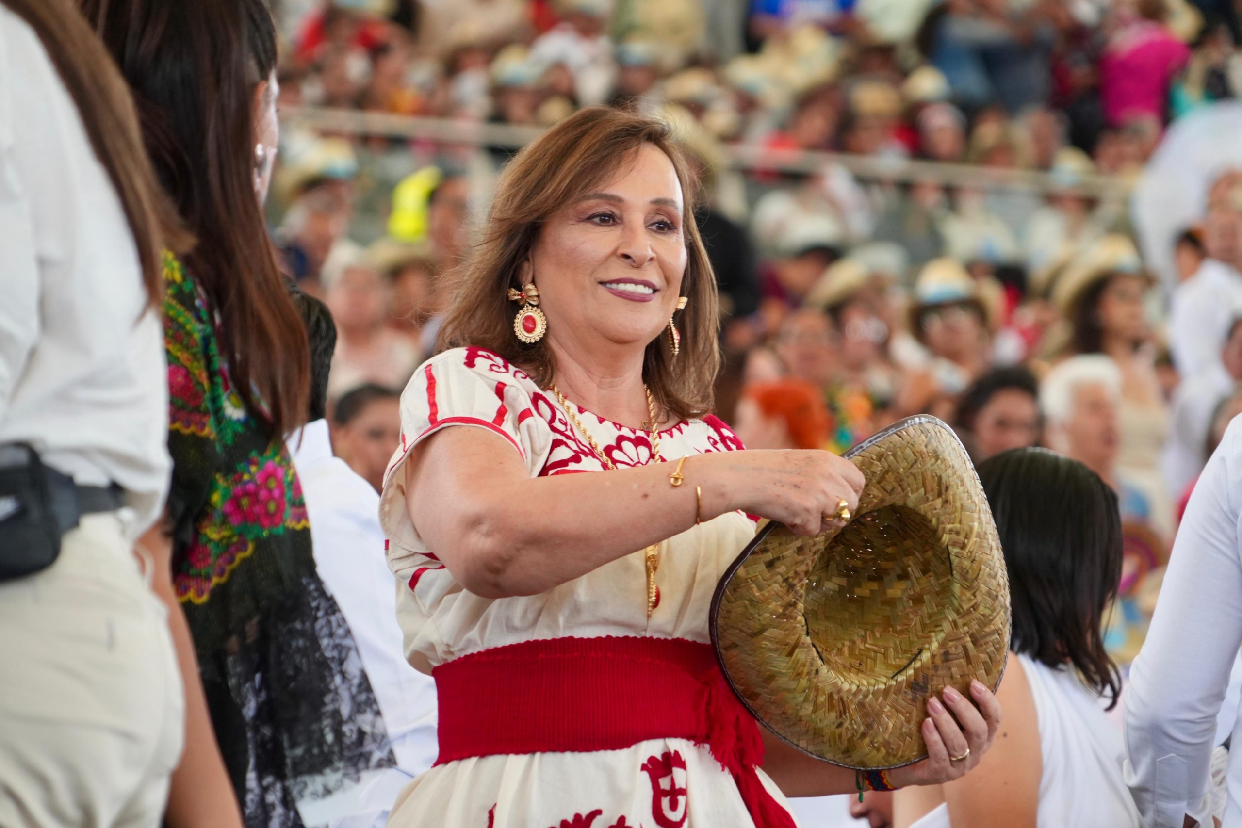 Contemplar la grandeza de sus raíces es un honor”: Rocío Nahle en la Guelaguetza