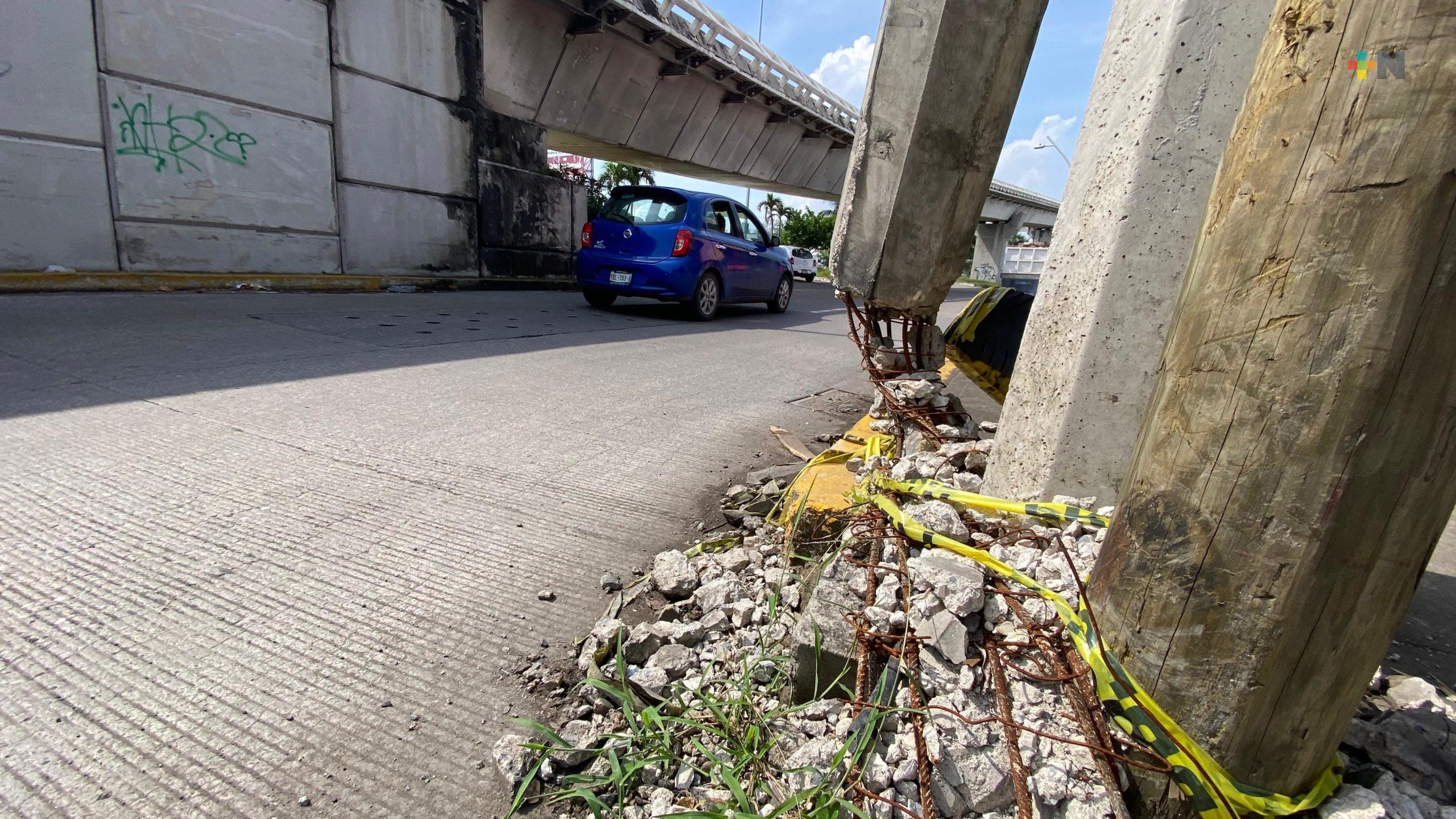 Poste en riesgo de caer en avenida Díaz Mirón