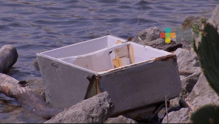 Hasta refrigeradores tiran a canales de aguaen municipios del sur