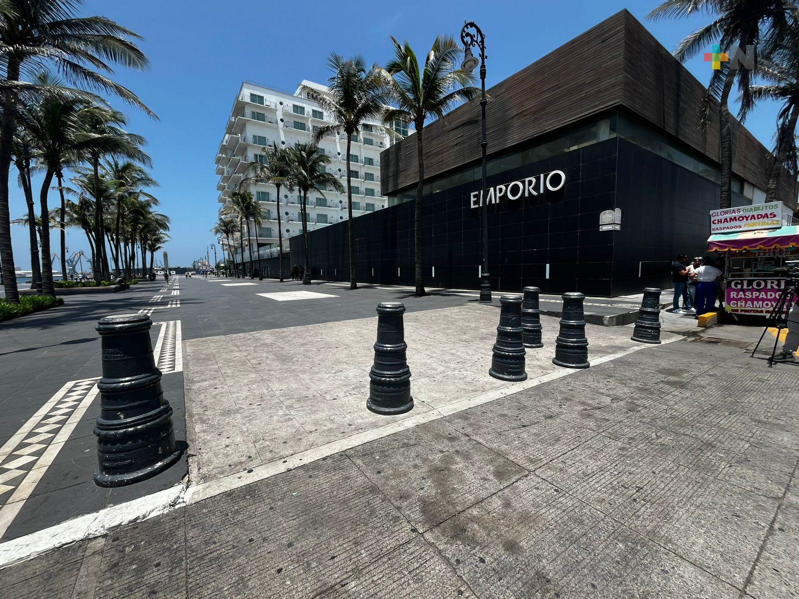 Movimiento constante de bolardos genera riesgos en macroplaza de Veracruz puerto