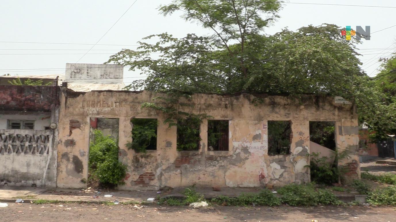 Casa abandonada genera inseguridad en Veracruz puerto