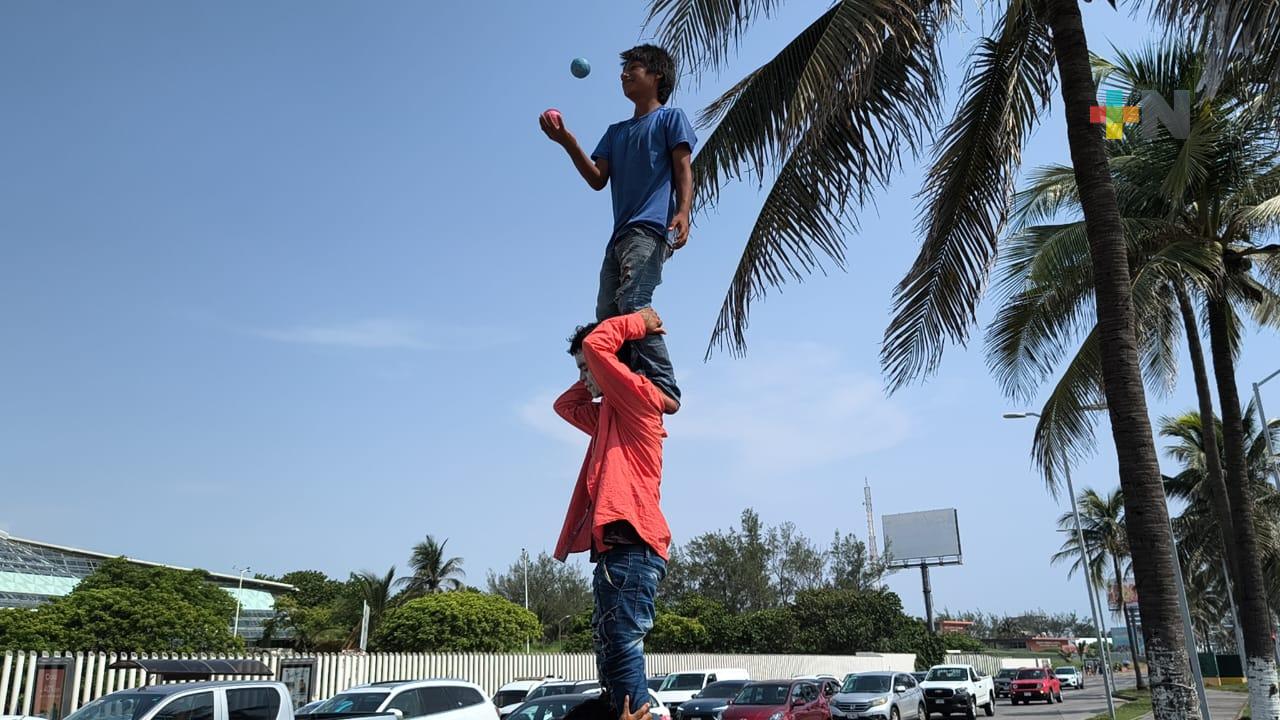 Chiapanecos se ganan la vida en semáforos de Veracruz